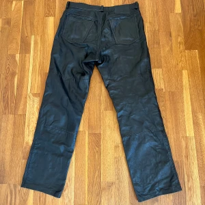 Läderbyxor - Riktigt feta, sitter baggy och bra