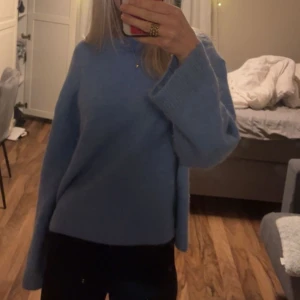 Blå stickad tröja - Säljer denna fina stickade tröja från Gina då den ej kommer till användning 
