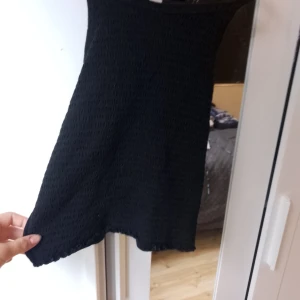 Svart ribbad linne - Säljer ett svart ribbat linne med smala axelband. Perfekt för sommaren eller som ett basplagg i garderoben. Det är i bra skick och passar till många olika outfits.