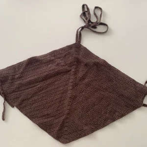 Topp - Säljer en brun toppi strl S från bikbok man knyter runt nacke/bröst. Säljes då den inte kommer till användning. 80kr