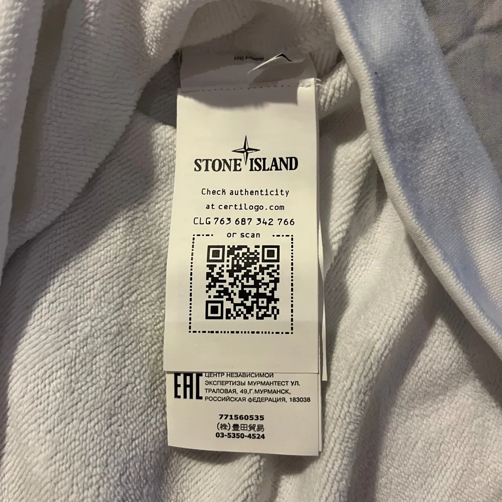 Säljer en fin stone island crewneck sweatshirt i färgen Vit, storlek L,  Den är köpt på nk, kvitto medföljer.. Tröjor & Koftor.