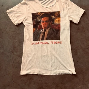 T-shirt me tryck  - En sjukt snygg t-shirt från ett Italienskt märke🤩 Den är i bra skick!🤩🤩 T-shirten är i XS men kan nog passa S!✌️✌️ Nypriset på denna feta tröja är 2000kr💸💸 Men jag säljer den för 250🎉🎉🤑🤑 Skriv till mig vid minsta fundering!!!🤩🤩