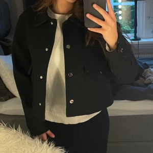 Kort jacka med metallknappar - Superfin kort jacka från Zara i storlek S. 🤩 Jackan är i polyester men känns som fleece. Knappt aldrig använd och är som ny💕