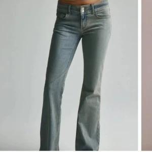 Nelly jeans  - Säljer dessa Lågmidjade jeans från Nelly i storlek 34, säljs inte längre💕bra skick Nypris 700kr 