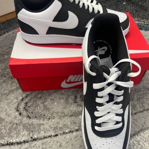 Nike Court vision Low black/white - Helt ny. Kartong medföljer. Nypris: 999kr.