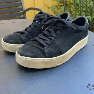 Mocka skor  - Hej säljer mina fina mocka skor för att dem är för småa dem är i fint skick o köpa för 1500 kr därför säljer jag dem för  500 kr priset kan diskuteras mvh Mattis 