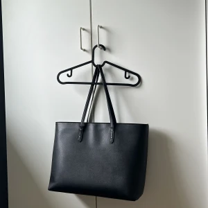 Den perfekta weekend väskan!! - Snygg, classy väska som rymmer mycket. Tyvärr har väskan lite slitningar och därav säljs den för ett dunder pris!