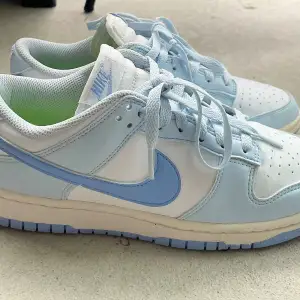 ett par Nike Dunk Low i nästan nytt skick!  Endast använda ett par gånger  Unisex