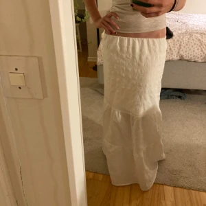 Vit långkjol  - Säljer en söt vit långkjol med resor i midjan. Den har även extra tyg innanför så att den inte ska vara genomskinlig💓