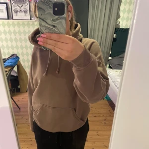 Hoodie från bikbok - Fin Hoodie i Mycket bra skick utom att luvan blivit lite solblekt, nypris 399:-, säljer pga att ja inge tycker om hur den ser ut på mig.