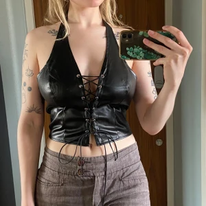 Topp - Svinsnygg topp i fuskläder! Annat material på insidan så man blir inte ”klistrig” av den. Aldrig använt.