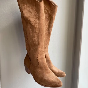 Cowboyboots  - Beiga/bruna cowboyboots! Knappt använda
