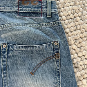 Dondup jeans - ett par snygga dondup jeans i strlk 33 och är slimfit! är i nyskick och har lite sköna slitningar! , passar dig bäst som är ca 180cm lång!!  skriv gärna vid intresse!🙌🏽🙌🏽