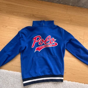 Ralph Lauren hoodie - Gammal vintage polo hoodie! Säljs för den inte kom till användning! Loggan inuti hoodie är lite sliten men annars är den fel fri! nypris 1350kr
