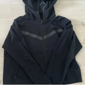 Svart Nike tech, kommer ej till användning  - Nästan ny, svart Nike tech 