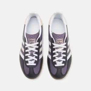 Supersnygga mörklila adidas gazelle  Strl 40, jag själv har mellan 39-40 och de passar bra då adidas ofta är lite små i storleken Slutsålda på Zalando Nypris 1345 kr Knappt använda (skriv för egna bilder) 