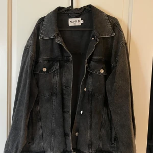 Jeansjacka - Oversized jeansjacka. Bra skick.