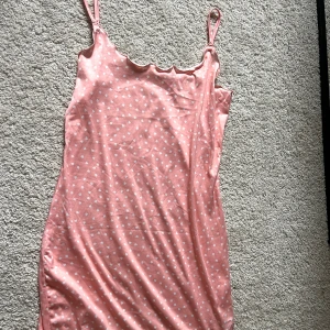 MiniKlänning - Miniklänning strl M. Man kan ha den som nattlinne eller som fin klänning! Mjukt silkesmaterial.