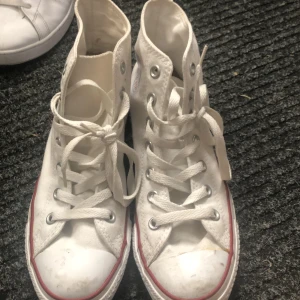 Vita converse  - Jag säljer dessa vita converse inga skador lite smutsiga där fram storlek 39 andvända ungefär 5 gånger 