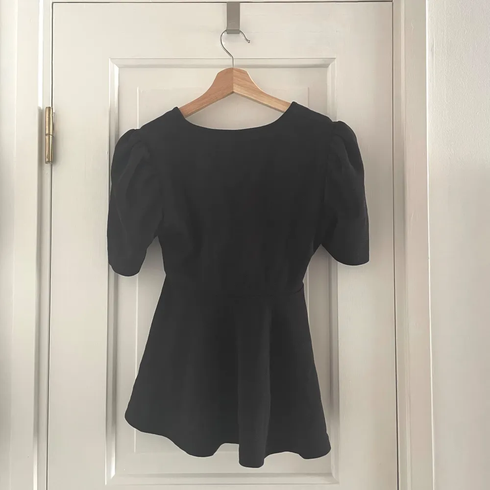 En jättesöt peplum topp från märket SHEIN! Den har aldrig använts och är alltså i nyskick😻 . Blusar.