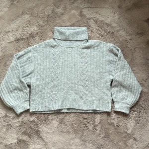 Stickad polotröja  - Grå stickad polotröja, kortare modell 