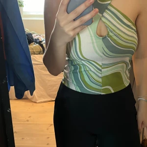 Från topp - Grön topp från Gina tricot