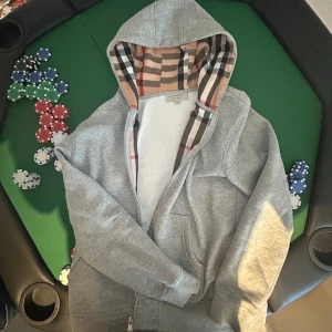 Burberry zip hoodie - Nypris 3500kr Pris kan diskuteras 