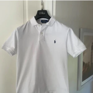 Ralph Lauren piké  - Säljer en snygg Polo Ralph Lauren piké. Storlek S och modell slim fit. Vit färg. Inga defekter och i toppskick. Hör gärna av er kring frågor🤩