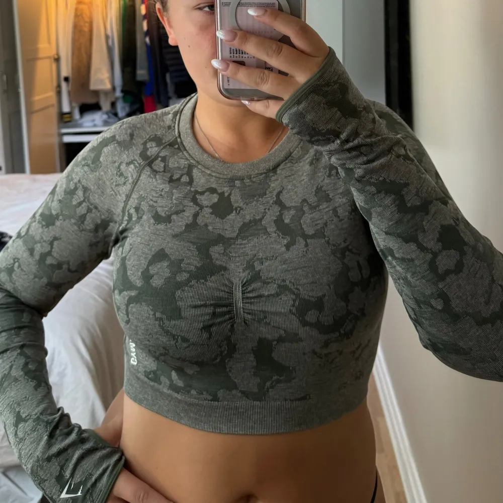 Träningströja ifrån gymshark i snygg camoflage färg. Nypris ligger på 600kr men pris kan diskuteras. Sportswear.