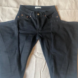 Svarta jeans från gina tricot!💘 - Svarta jeans från gina tricot modell flare/bootcut. Liten fläck på framsidan på vardera ben, som du ser på 3e bilden. Sparsamt använda.💘