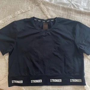 Tränings tröja - Kortare tränings T-shirt från Stronger. Den har används flitigt men är fortfarande i väldigt fint skick🫶🏼
