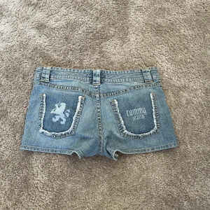 Lågmidjade jeansshorts  - Jättesnygga jeansshorts med cool baksida!!  Mått: - midja: 40 cm