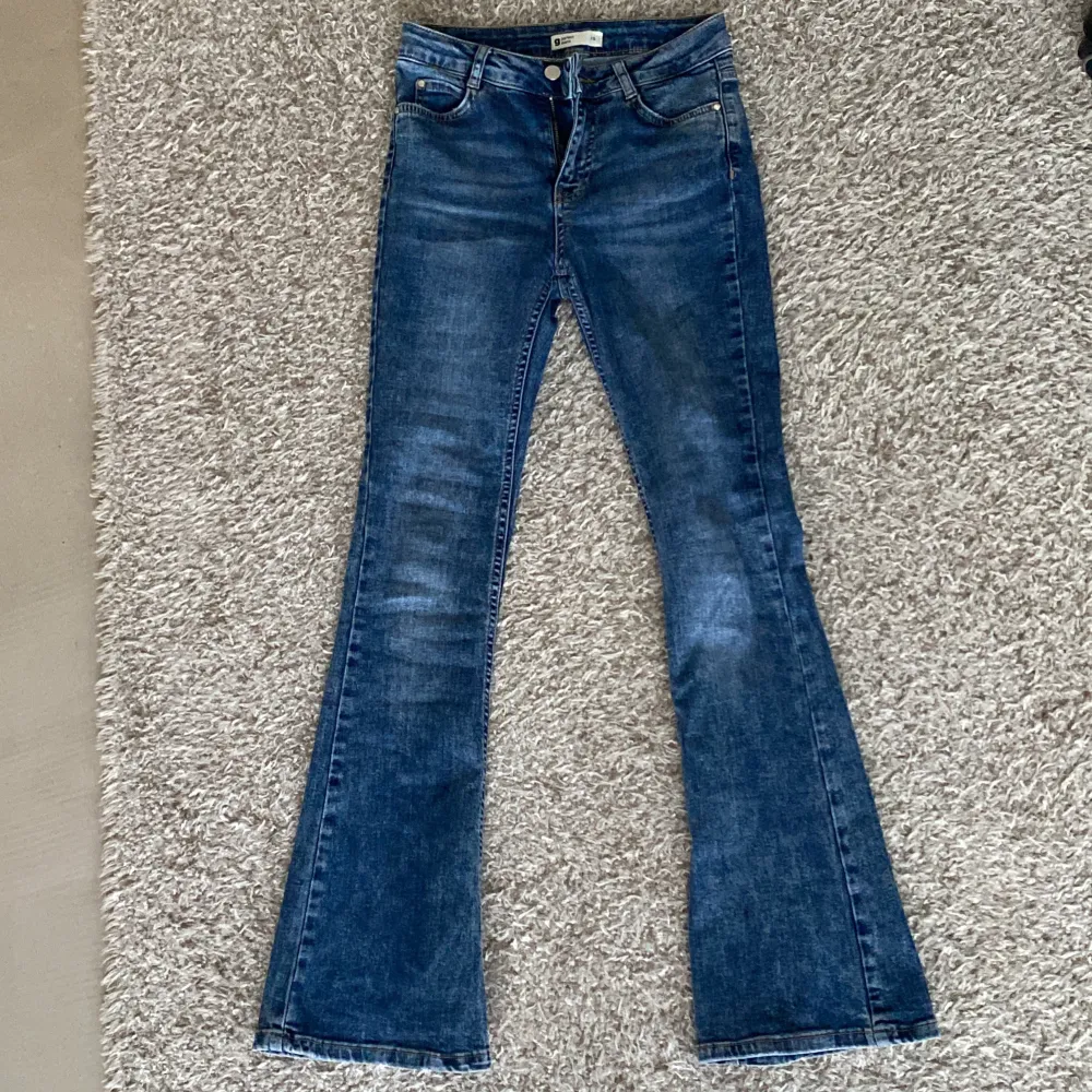 Mörkblå bootcut jeans från Gina! Köpta här på Plick men inte använda av mig då de var mindre än förväntat. Storleken är XS men jag skulle nog säga mer åt XS-XXS. Kan möjligtvis godkänna prisförslag, bara att skriva vid frågor eller funderingar💕🎀. Jeans & Byxor.