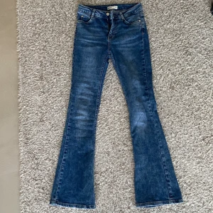 Jeans Gina Tricot - Mörkblå bootcut jeans från Gina! Köpta här på Plick men inte använda av mig då de var mindre än förväntat. Storleken är XS men jag skulle nog säga mer åt XS-XXS. Kan möjligtvis godkänna prisförslag, bara att skriva vid frågor eller funderingar💕🎀