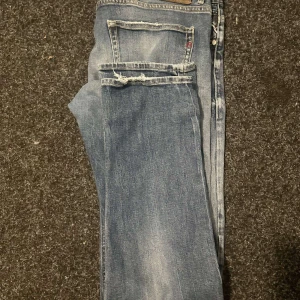 Slim fit Replay Jeans - säljer mina replay jeans då jag inte längre använder dom, jätte bra skick och passar om du är mellan 175-195, Va inte rädda att skriva! Priset är ej hugget i sten