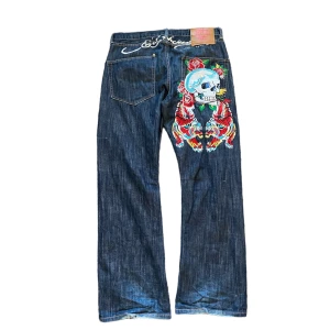 Ed Hardy jeans  - Riksfeta Ed Hardy jeans💥💥💥🙏🙏 Bra skick med knappt några flaws, skriv för bild.  Tar även trades mot andra Ed Hardy Jeans, true religion osv. Skicka förslag!!!.  Midjemått-45cm  Längd-110cm  Benöppning-24cm