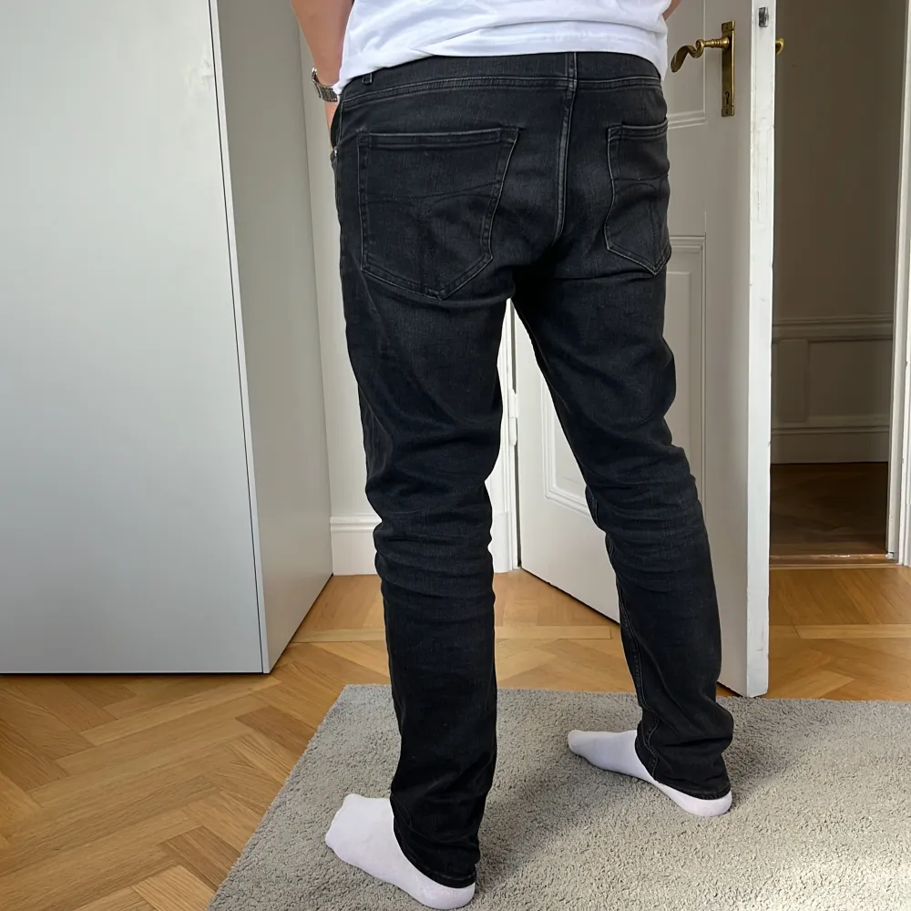 Svarta tiger of Sweden jeans i storlek 34x32 men sitter igenligen som 33 eller 32 i midja. Modellen är pistolero som sitter slimfit. Super snygga och sköna nu till hösten och vintern. . Jeans & Byxor.