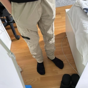 Stone island cargo - Jag säljer mina cargo byxor i storlek 170. Jag är 165 och dom sitter ganska baggy på mig. Det saknas även ett svart band på högra fickan som syns i bilden. Skriv för fler frågor. 