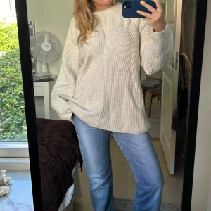 Beige stickad tröja - Beige stickad tröja från weekday Oversized tröja mönsterstickad 