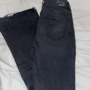 SVARTA JEANS  - Så fina jeans från Amisu. Säljer pga att dem inte används längre. Skriv för mer info💖