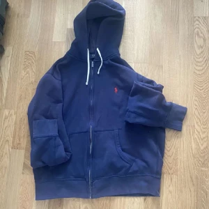 Ralph lauren hoodie  - Jag säljer min Ralph lauren hoodie som är i 8/10 i skick och är L. Kan även gå ner i pris vid smidig affär 