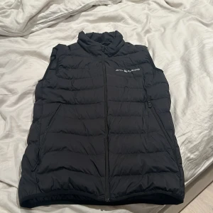 Sail racing väst  - Fin sail racing väst i strlk 160cm för barn! Skick 9/10 knappt använd, perfekt väst inför hösten som kommer! Priset är inte hugget i sten.