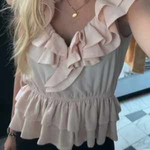 Jättefin topp!! - Säljer denna jättesnygga och trendiga volang toppen från hm pågrund av att den aldrig kommer till användning längre. Den är i storlek 34 och är i ett mycket bra skick.💓 