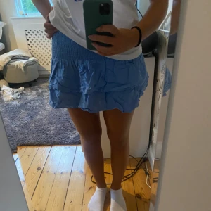 Volangkjol - Blå volangkjol från mango, finns ej att köpa! Älskar😍😍😍 Midjan är lite hög men stretchig, och jag viker alltid ner den!💕🫶 -kjolen är ostruken på bilden!