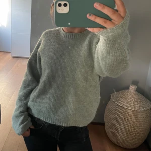 Grön stickad tröja - En grön stickad tröja i storlek XS, men skulle säga att den passar XXS-S.  använd fåtal gånger, säljer för 150kr