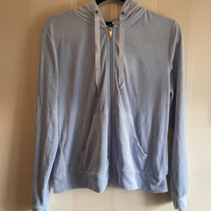 Velour kofta - Säljer en velour kofta från Gina tricot. Helt oanvänd,prislappen sitter kvar