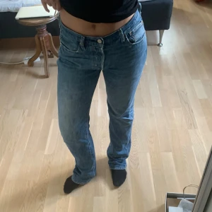 Levis 501 - Jättefina klassiska levis 501:or i bra skick! Lite slitna i baksidan på fållen vid fötterna. Tycker verkligen om dessa men säljer då de är för stora.