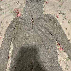 grå juicy couture vintage tröja - helt ok skick därav priset, inga hål 