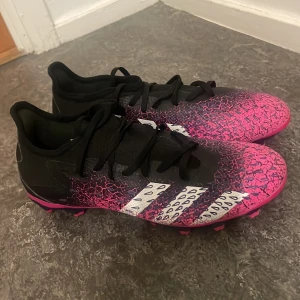 Adidas predator fotbollsskor  - Säljer mina fotbollsskor som inte räcker på mig storlek 39 1/3. De är nästan nya och använda 2-3 gånger köpta för 1400kr