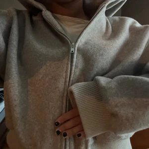 fin jacka/hoodie - en jätte fin jacka/hoodie (man kan använda som båda) från zara.               färg - beige. Med satin som insida. 